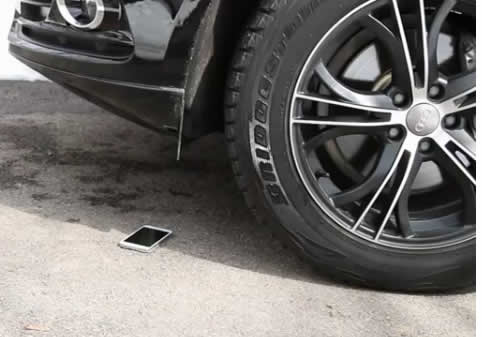 Samsung Galaxy S5 survives being run-over by SUV