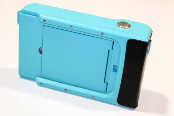 Prynt turns your smartphone into a modern take on a Polaroid camera